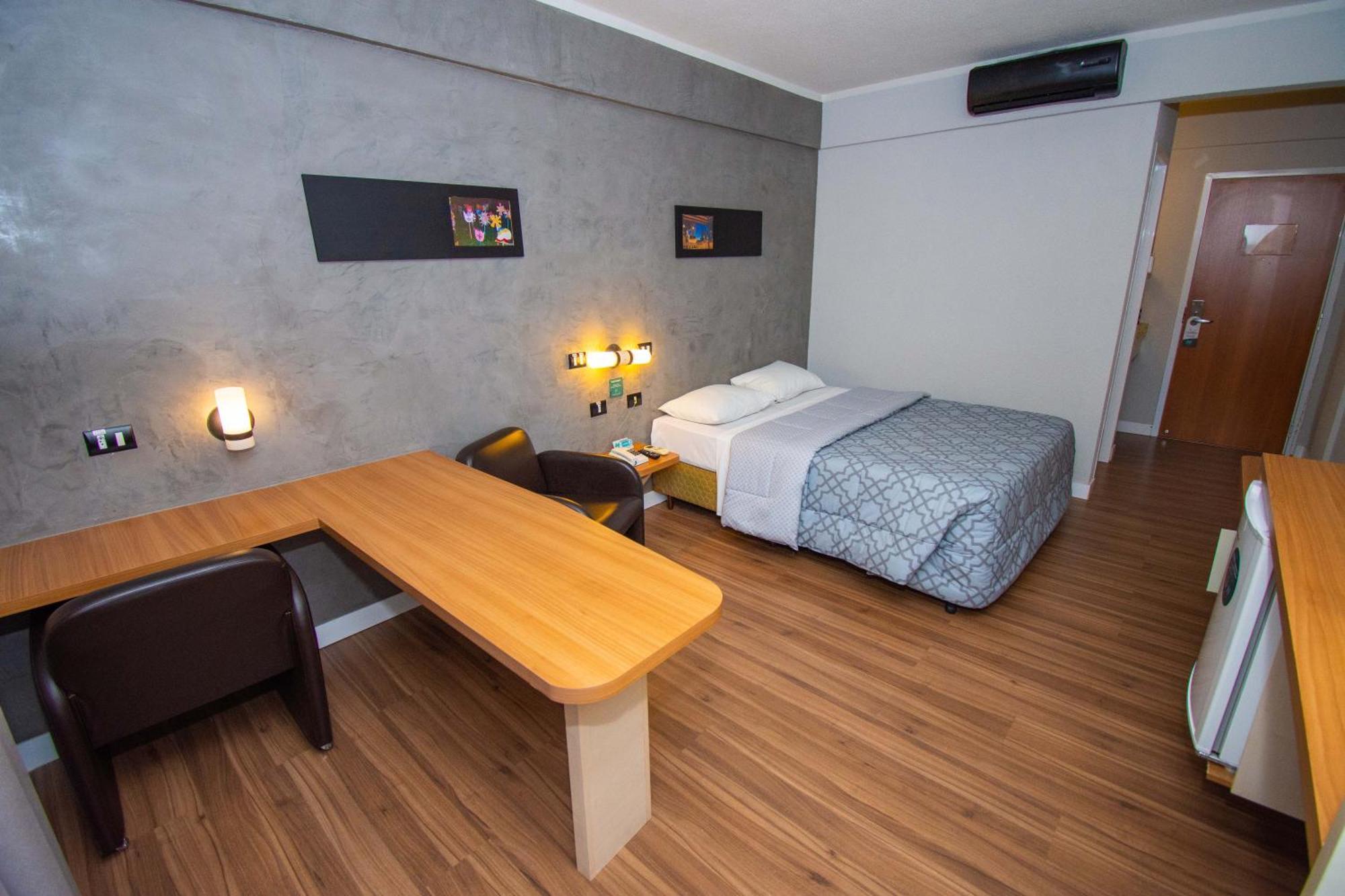 Hotel H+ *