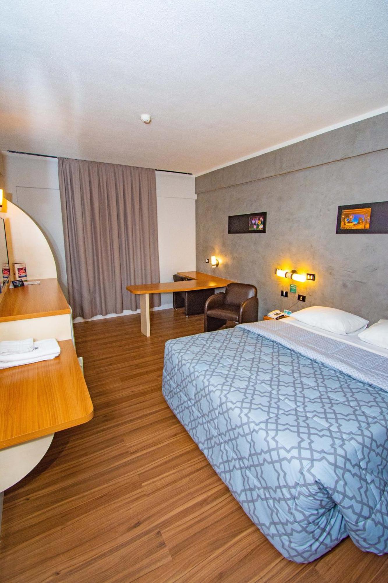 Hotel H+ *